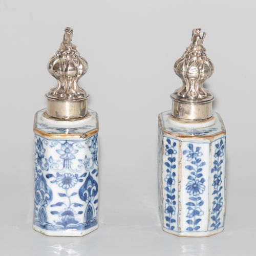 2 Teedosen 2个茶杯

中国，19世纪，瓷器。釉下青花装饰。长方形，有斜角。高10英尺，宽10.5英尺。- 损坏的。雕刻的银制盖子上有荷兰进口的标记。&hellip;