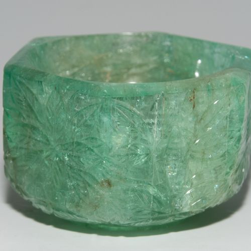 Smaragd-Gefäss Vaso di smeraldo

India, tarda dinastia Mughal. Muro a sei lati, &hellip;