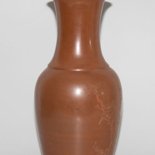 Yixing-Vase Yixing-Vase

China. Balusterform. Signiert kunji am Boden. Gravierte&hellip;