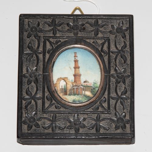Lot: 4 Miniaturen 拍品：4个迷你模型

印度，19世纪末，象牙上不透明的颜料。德里的库特布-米纳尔尖塔的纵向视图。三幅以风景形式描绘的宫殿。用&hellip;