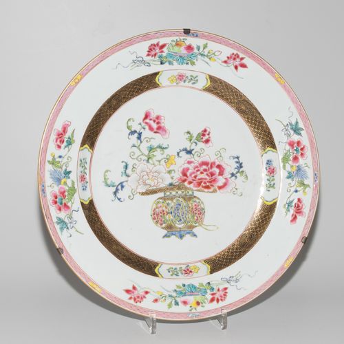 Platte Plate

China, 19th c. Porcelain. Floral décor in the colours of the rose &hellip;