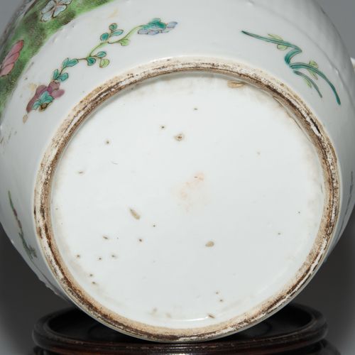 Deckeltopf Lidded pot

China, around 1900, porcelain. Drum-shaped vessel with fo&hellip;
