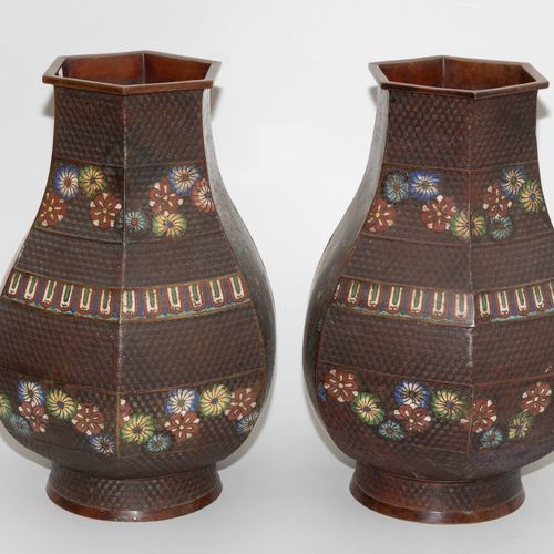 1 Paar Vasen 1 par de jarrones

Japón, siglo XIX. Bronce. Firmado Matsunaga. Rec&hellip;