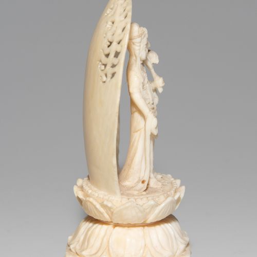 Kleine Okimono Petit Okimono

Japon, vers 1900, ivoire. Signé Seizan. Petit Kann&hellip;