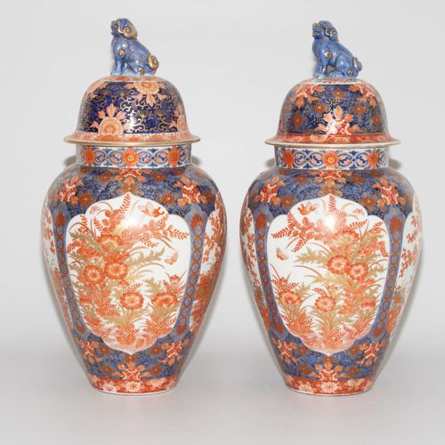 1 Paar Deckelvasen 1对有盖花瓶

日本，约1900年。 瓷器。深川，有田。签名。拱形的盖子上有志士的旋钮。储备金上有铁红色和金色的花卉和蝴蝶&hellip;