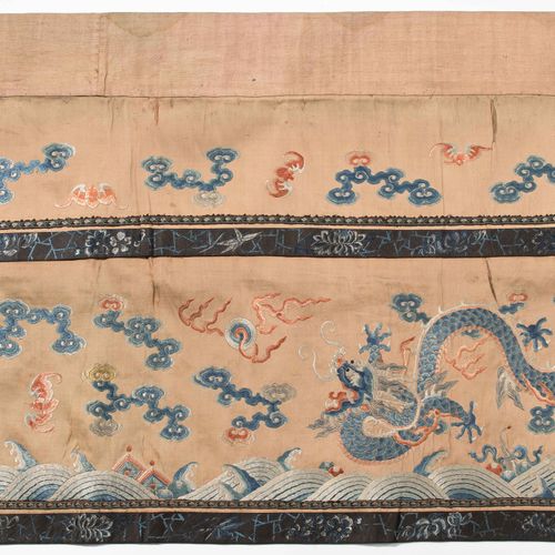 Seidenstickerei 丝绸刺绣

中国，19世纪。 祭坛或桌子正面。重复的龙形设计。约410x59厘米。- 有狐臭，有旧的损坏点。