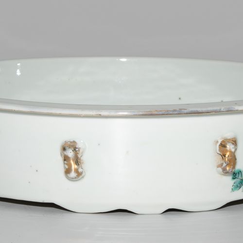 Wassergefäss Water vessel

China, 1st half of 20th c. Porcelain. Signed ding yix&hellip;