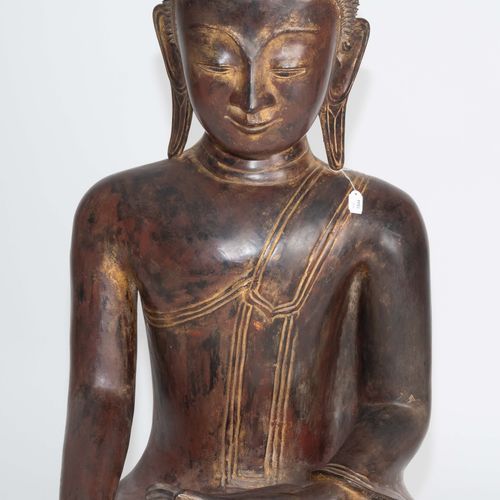 Grosser Buddha Grande Buddha

Birmania, XIX secolo. Legno, laccato scuro con res&hellip;