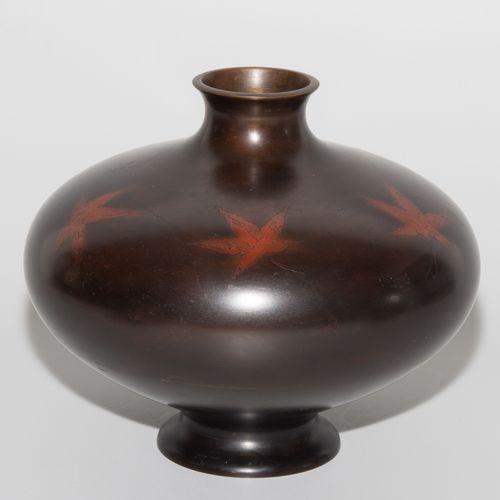 Kugelvase 球形花瓶

日本，昭和时期。青铜器。签名。挤压的球形，有一个狭窄的嘴。墙上装饰着红色的枫叶。高18厘米。