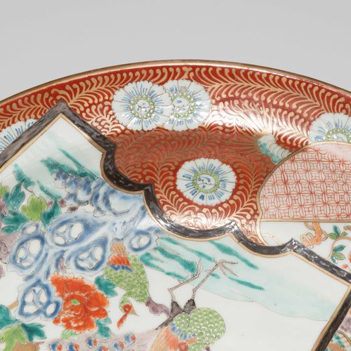 Grosse Platte 大盘子

日本，19世纪，伊万里龙纹装饰的卷须装饰。各种形式的储备金，装饰有花鸟装饰和人物场景。背面有牡丹花装饰。高9.5，长56.&hellip;