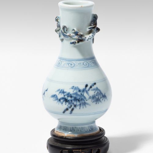Kleine Vase 小花瓶

中国。瓷器。明朝的风格。釉里红的松树、竹子和梅花装饰。脖子上有两条完全雕刻的龙。高15厘米。有木质支架。- 边缘有轻微的擦伤。