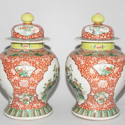 1 Paar Deckelvasen 1 par de jarrones con tapa

China, siglo XIX. Porcelana. Marc&hellip;