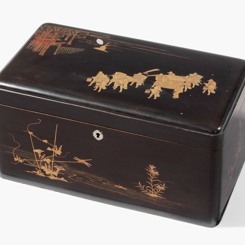 Lackschatulle mit 2 Teedosen 漆盒内有2个茶杯。

日本，20世纪上半叶。 漆器与金饰。高大的矩形体。铰链盖上有一个狐狸婚礼的描述，&hellip;