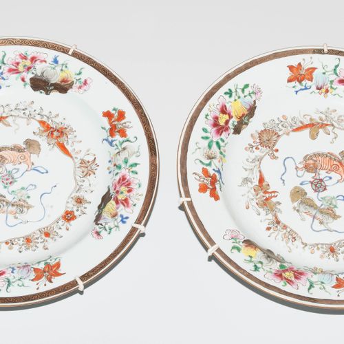 1 Paar Platten 1对盘子

中国，20世纪的瓷器。以Companie des Indes的风格。多色装饰，有两只玩耍的狮子在镜子里。在一面旗帜上装&hellip;