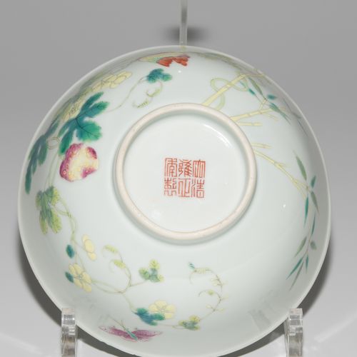 BOL 博尔

中国，20世纪 瓷器。有铁红的雍正标记。植物和蝴蝶都是玫瑰家族的颜色。D 14,5厘米。- 轻微擦伤。