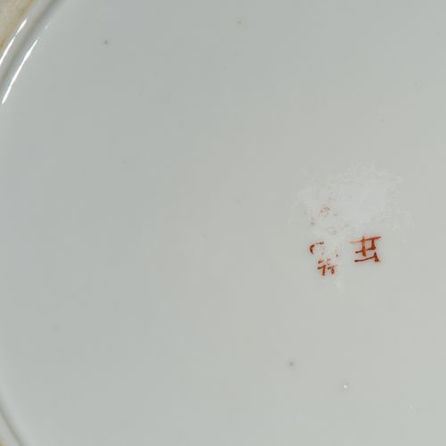 Platte 碟子

中国，20世纪的瓷器。在Famille rose的Millefiori装饰。有划掉的康熙款。高5，长33厘米。