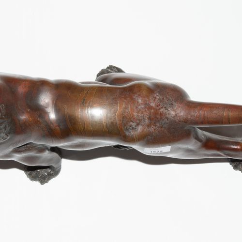 TIERFIGUR 动物形象

日本，20世纪。 青铜，深色烧制。描绘了一只咆哮的老虎，伸出了尾巴。长41.5厘米。- 最小的污点。