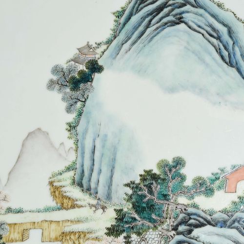 1 Paar Porzellanbilder 1对瓷器图片

中国，19世纪，山水画中的亭子和人物的多色画。每幅38,5 x 26厘米。- 有轻微的釉面缺陷。