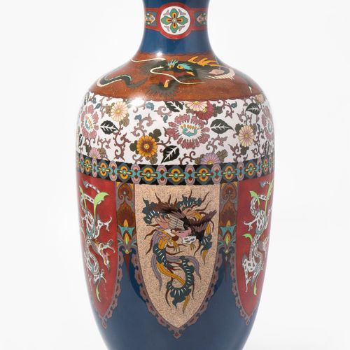 Grosse Vase Jarrón grande

Japón. Esmalte cloisonné. Fénix y dragón en las reser&hellip;