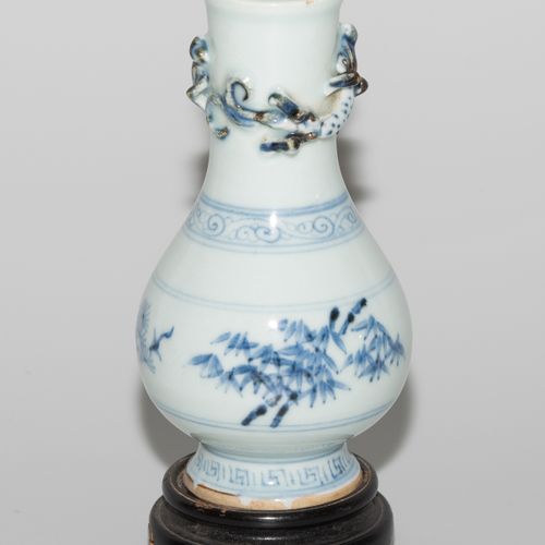 Kleine Vase Jarrón pequeño

China. Porcelana. En el estilo de la dinastía Ming. &hellip;