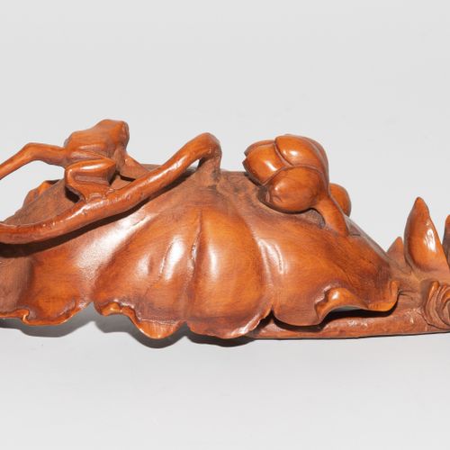 Pinselhalter 电刷架

中国，20世纪，木质。权杖形状。描绘了一朵莲花与一只青蛙和两只蜗牛。长18厘米。