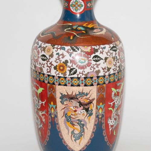 Grosse Vase 大花瓶

日本。搪瓷景泰蓝。盾形储备中的凤凰和龙。门楣上的花卉装饰。高61厘米。- 损坏的。