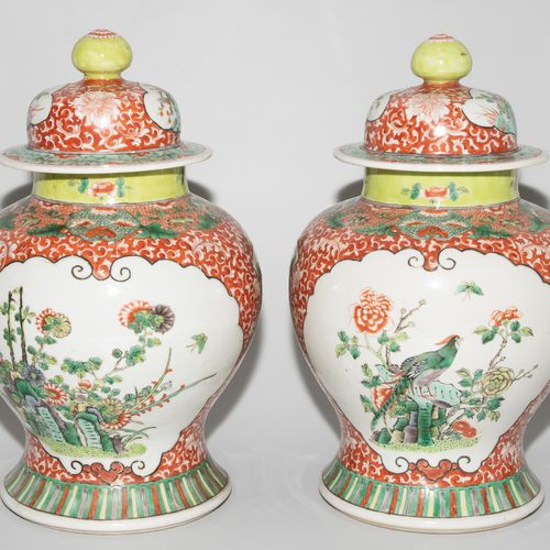 1 Paar Deckelvasen 1 coppia di vasi con coperchio

Cina, XIX secolo, porcellana.&hellip;
