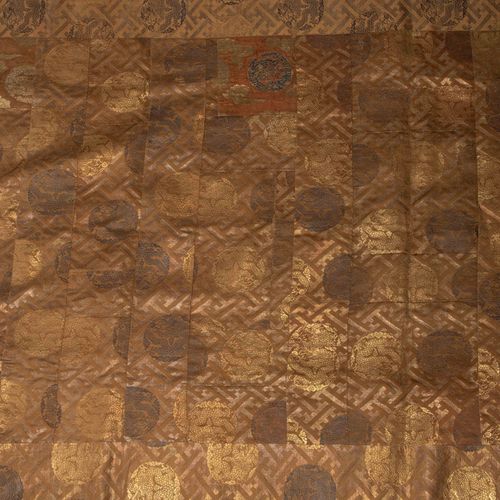 Textilie Textilie

Japan, 19.Jh. Seide gewoben, teilweise mit Kinran-Goldfaden. &hellip;