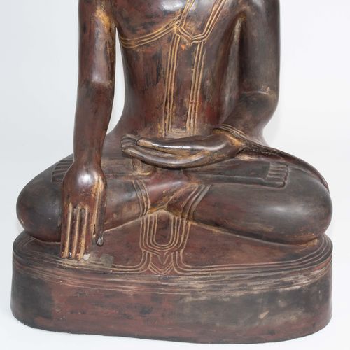 Grosser Buddha Buda grande

Birmania, siglo XIX. Madera, lacado oscuro con resto&hellip;