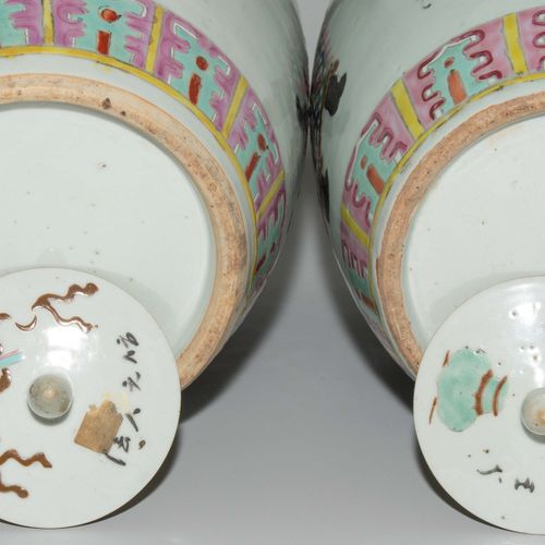 Lot: 2 Deckeltöpfe Lot : 2 pots à couvercle

Chine, 20ème siècle Porcelaine. For&hellip;