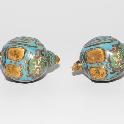 Schnaps-Set 斯纳普斯套装

中国，19/20世纪，珐琅景泰蓝。包括1个带盖的龙形壶，4个鸟形杯和1个托盘。绿松石蓝色背景上的古风装饰。在一个装饰有饕&hellip;