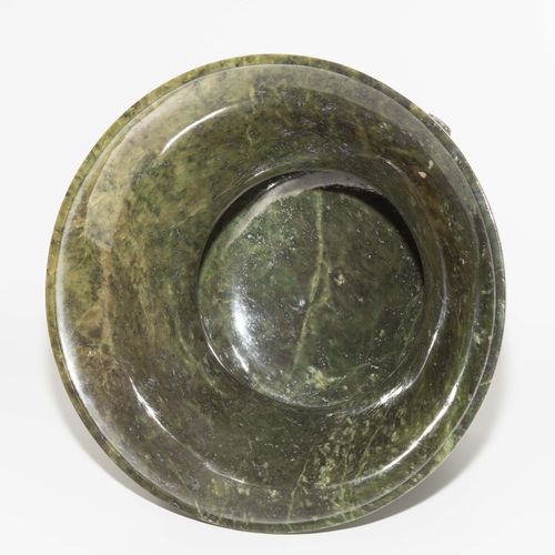 Jade-Ziergefäss 玉器观赏器

中国，晚清时期。菠菜绿玉。古代，压顾形式，两侧有马卡拉头环形把手。饕餮面具精雕细琢的浮雕。高16,5，长22厘米。&hellip;