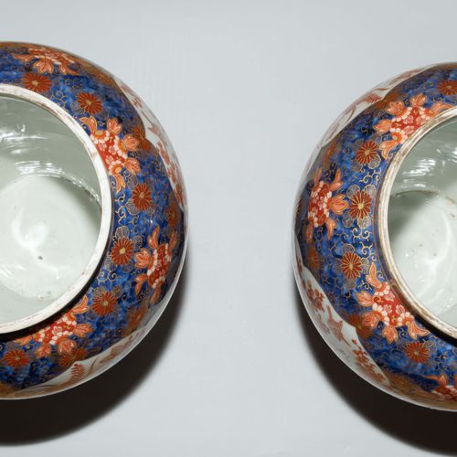 1 Paar Deckelvasen 1 pair of lidded vases

Japan, c. 1900, porcelain. Fukagawa, &hellip;
