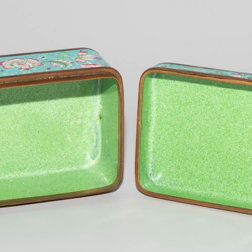 Deckeldose Lidded box

China, 19th c. Canton enamel. Polychrome floral décor on &hellip;