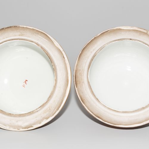 1 Paar Deckelvasen 1 pair of lidded vases

Japan, c. 1900, porcelain. Fukagawa, &hellip;