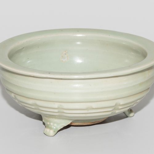 Räuchergefäss Incense burner

China, 20th century. Longquan style. Porcelain wit&hellip;