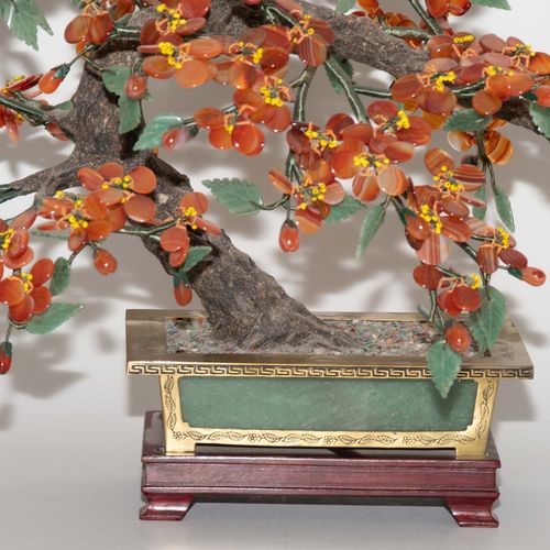 Lot: 3 Zierbäume Lot: 3 ornamental trees

China, 20th century. Flowers and leave&hellip;