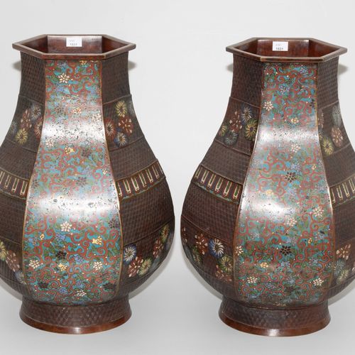 1 Paar Vasen 1对花瓶

日本，19世纪，青铜。签署了松永。六角形的容器。玳瑁图案装饰的浮雕地面上的多色珐琅彩花纹奖章。绿松石蓝色背景上的两块面板上&hellip;