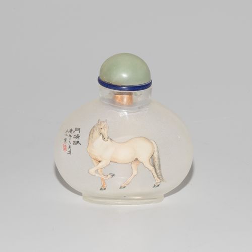 Snuff Bottle mit Innenmalerei 有内画的鼻烟壶

中国，20世纪，水晶。署名：邵晓轩。扁圆的形式。内侧绘有朱塞佩-卡斯蒂里奥内的马匹&hellip;