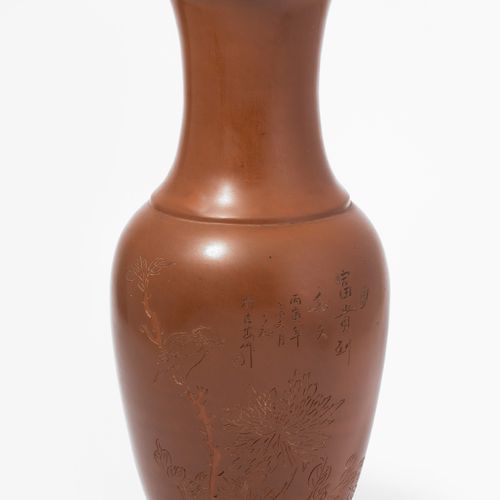 Yixing-Vase 宜兴花瓶

中国。栏杆形式。底部有签名的国字。菊花上刻画的鸟，以及标题、日期和签名。高44厘米。