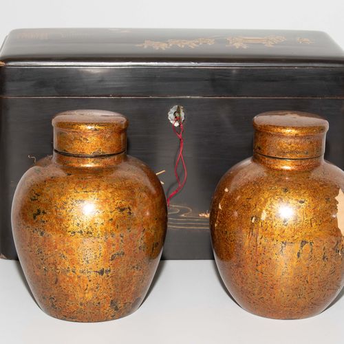Lackschatulle mit 2 Teedosen 漆盒内有2个茶杯。

日本，20世纪上半叶。 漆器与金饰。高大的矩形体。铰链盖上有一个狐狸婚礼的描述，&hellip;