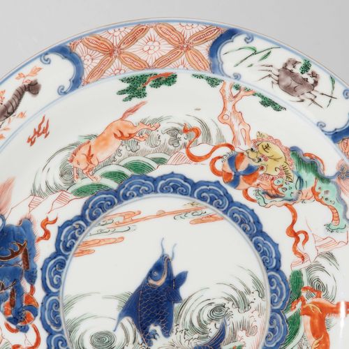 Teller 碟子

中国，19/20世纪，瓷器。具有伊万里瓷器的风格。在镜子里，有跳跃的鲤鱼，周围是马和玩耍的警卫狮子。边缘有鱼、贝壳和甲壳类动物。D 27厘&hellip;