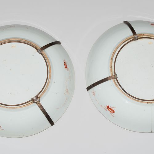 1 Paar Platten 1 pair of plates

China, around 1900. Porcelain. Polychrome flora&hellip;