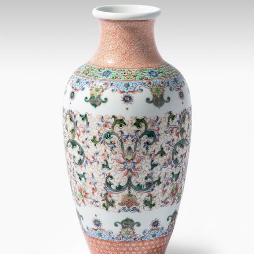 Vase Vaso

Cina, XX secolo, porcellana. Marchio Qianlong rosso ferro. Forma a ba&hellip;