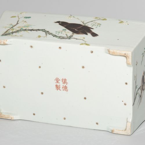 Jardinière Jardinière

中国，19世纪末，瓷器。署名 "神德堂之"，铁红。长方形盆地。外墙上的花鸟装饰。蜿蜒的装饰，金边。25x16x10&hellip;