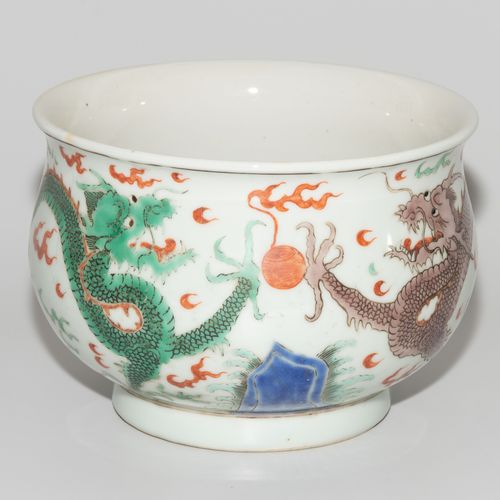 Topf Olla

China, siglo XX Porcelana. Forma panzuda sobre un anillo de soporte c&hellip;