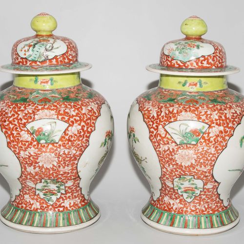 1 Paar Deckelvasen 1对有盖花瓶

中国，19世纪，瓷器。釉下蓝康熙款。在Famille verte的颜色中，花鸟装饰在叶子装饰前面的储备。高&hellip;