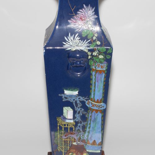 Vase 花瓶

中国，20世纪，瓷器。方形，有两个带环的狮子把手。钴蓝色背景上的多色花卉和鸟类装饰。高60厘米。有木质底座。- 恢复了。