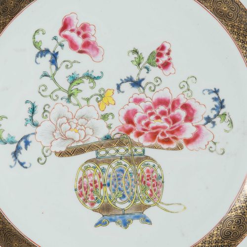 Platte Platte

China, 19.Jh. Porzellan. Floraler Dekor in den Farben der Famille&hellip;