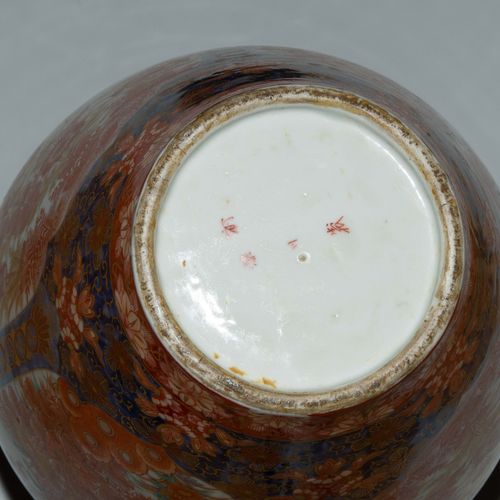 1 Paar Deckelvasen 1对有盖花瓶

日本，约1900年。 瓷器。深川，有田。签名。拱形的盖子上有志士的旋钮。储备金上有铁红色和金色的花卉和蝴蝶&hellip;